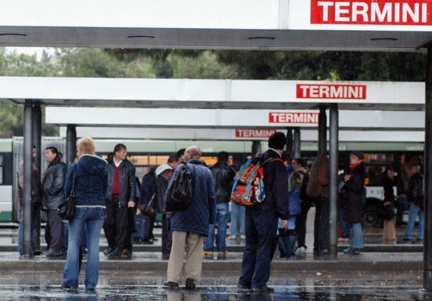 Des passagers attendent les bus dans une gare routière de Rome.