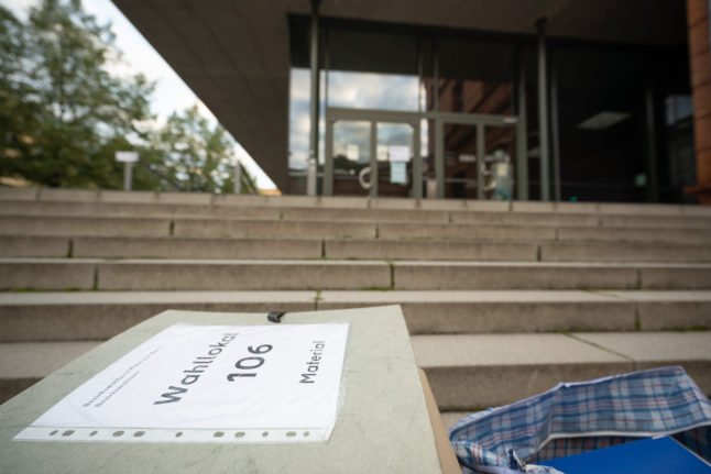 Bulletins de vote à l'extérieur d'un bureau de vote de Berlin