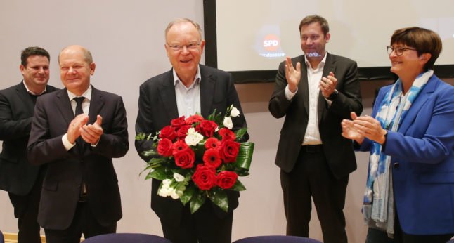 Le ministre du travail Hubertus Heil, le chancelier Olaf Scholz, Lars Klingbeil et Sakia Esken (les deux présidentes du SPD) félicitent Stephan Weil, premier ministre de Basse-Saxe. 