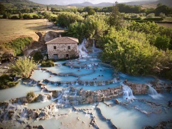 Les piscines thermales gratuites de Cascate del Mulino à Saturnia, en Toscane.