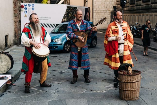 Des musiciens se produisent lors d'un festival à Pistoia, en Toscane.