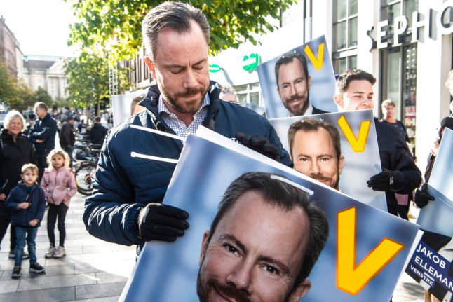 Leader de Venstre, le Parti libéral danois, Jakob Ellemann-Jensen accroche des affiches électorales à Aarhus le 8 octobre 2022.