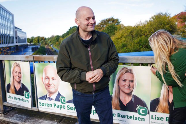 Le chef du parti conservateur Søren Pape Poulsen accroche des affiches électorales à Viborg, samedi 8 octobre 2022.