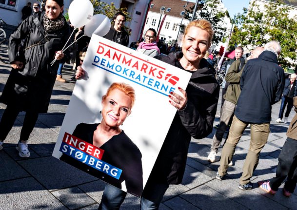 Inger Støjberg, chef des Démocrates du Danemark, avec une affiche électorale le 8 octobre 2022.