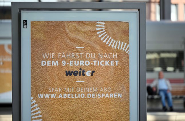 Un panneau annonce les abonnements aux billets de train dans la gare centrale d'Erfurt.