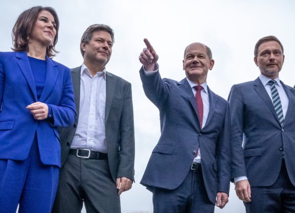 Annalena Baerbock et Robert Habeck des Verts avec Olaf Scholz du SPD et Christian Lindner du FDP en novembre 2021 lors des négociations de l'accord de coalition.