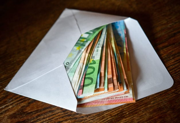 Billets en euros dans une enveloppe