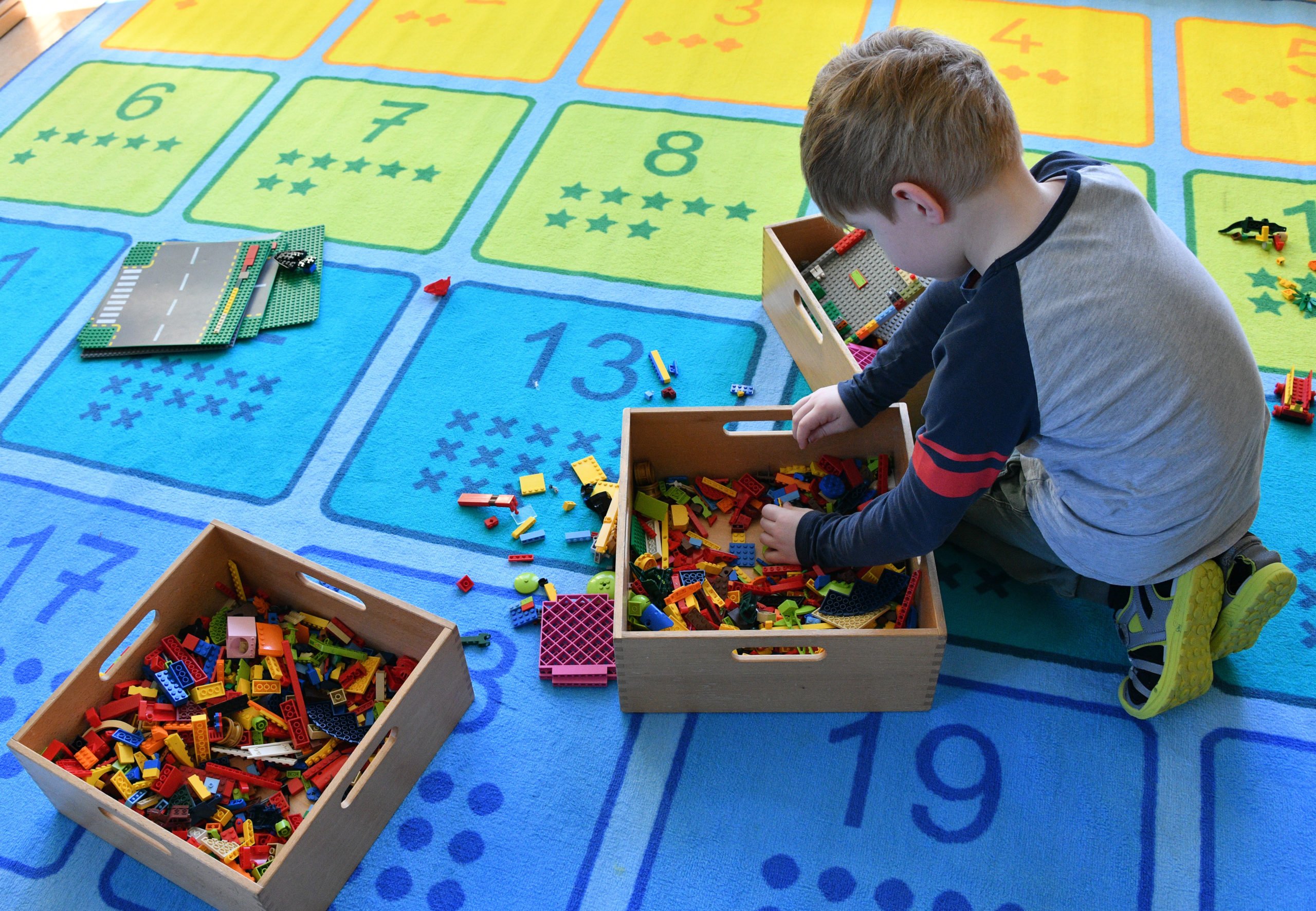 Un jeune garçon joue avec des briques dans une école maternelle à Potsdam