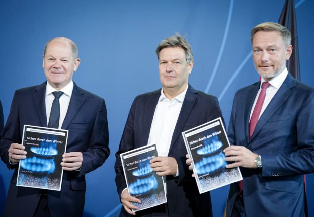 Le chancelier Olaf Scholz (SPD) avec le ministre de l'Economie et du Climat Robert Habeck (Verts) et le ministre des Finances Christian Lindner (FDP) tiennent le 10 octobre un rapport de commission sur le gaz en Allemagne.