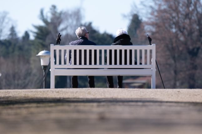 Des retraités assis sur un banc à Dresde.