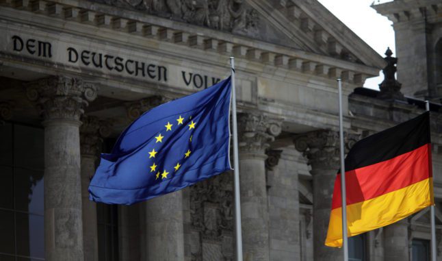 Les drapeaux européen et allemand flottent au vent devant le Reichstag à Berlin.