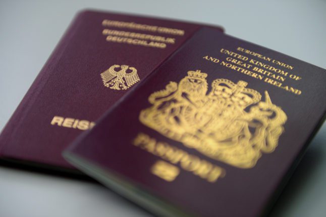 Un passeport britannique et allemand.