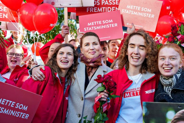 Le Premier ministre Mette Frederiksen participe à la réunion électorale du Parti social-démocrate avant d'accrocher des affiches électorales sur Nytorv à Aalborg le samedi 8 octobre 2022.