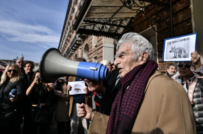 Le journaliste, avocat et homme politique italien Bruno Segre lors d'une manifestation de 2018 contre les attaques politiques contre la presse. 