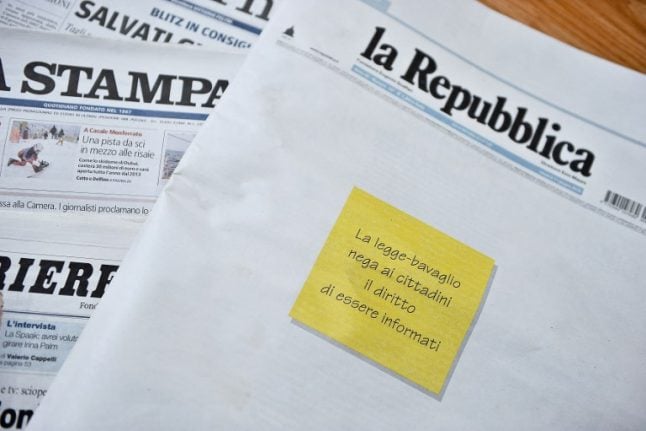 Les premières pages des journaux italiens réclamant le droit des citoyens à être informés. 