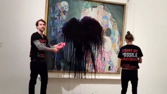 Des écologistes versent du liquide noir sur le tableau de Klimt à Vienne.
