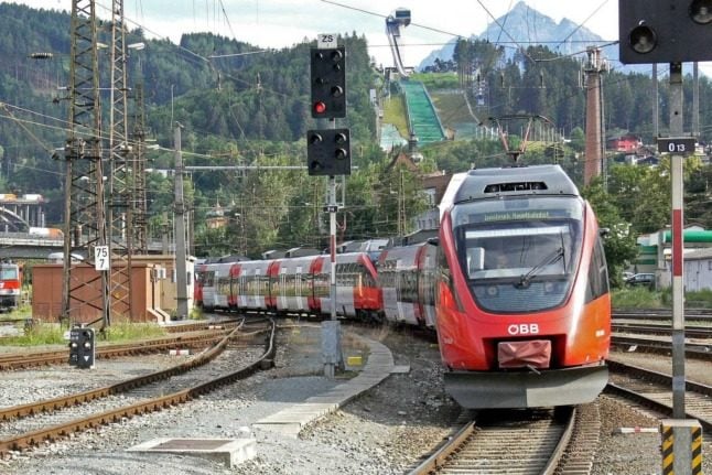 Un train de l'ÖBB dans la ville autrichienne d'Innsbruck. Image : Pixlr