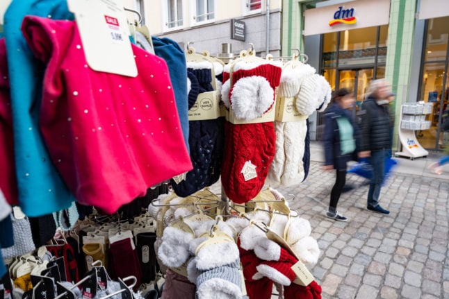 Shoppers Stralsund, dans le nord de l'Allemagne, le 6 novembre.