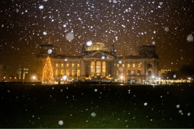 Chutes de neige devant le Reichstag à Berlin.