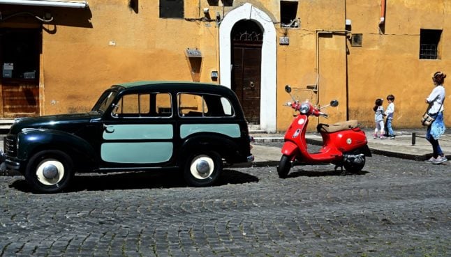 Moto Vespa rouge et Fiat vintage