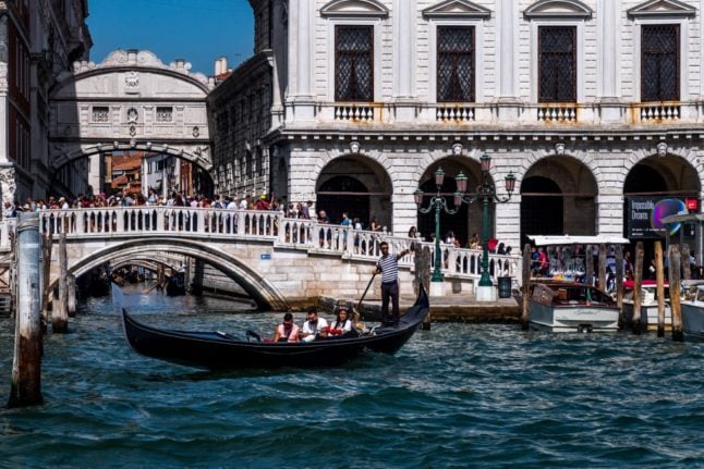 Une gondole juste devant le Palais des Doges de Venise.