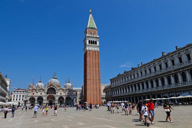 La place Saint-Marc de Venise peuplée de quelques touristes