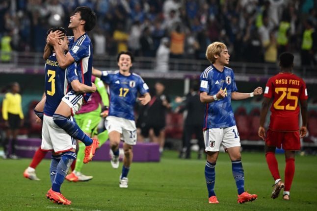 Le Japon assomme l'Espagne mais les deux pays se qualifient pour les huitièmes de finale de la Coupe du monde.