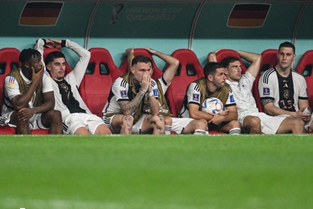 Les joueurs allemands (de gauche à droite) Armel Bella-Kotchap, Kai Havertz, David Raum, Christian Günter, Leon Goretzka et Niklas Süle sont assis sur le banc après le match contre le Costa Rica au Qatar.