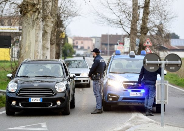 Des policiers arrêtent des voitures en Italie