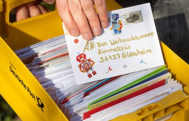 Un employé du bureau de poste de Noël de Hildesheim Himmelsthür montre des lettres au Père Noël.
